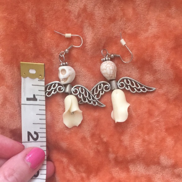 FREE WITH PURCHASE! Cream skull angel wing rose dangle drop pierced earrings - Picture 3 of 4